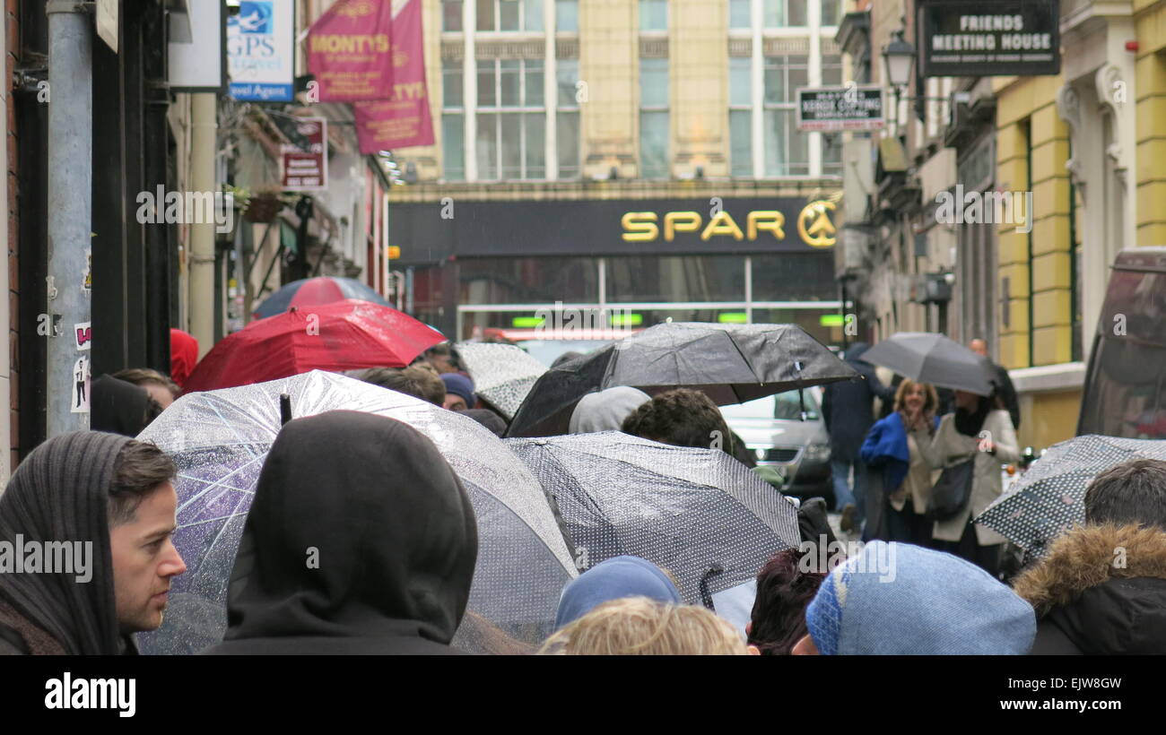 Dublin, Irlande. 06Th avr, 2015. Image des personnes en attente de Dublin Temple Bar pour prendre part à l'extras ouvrir casting pour la nouvelle saison de la série tv de Vikings. La deuxième journée de casting à Dublin a lieu à Filmbase, Temple Bar. Credit : Brendan Donnelly/Alamy Live News Banque D'Images