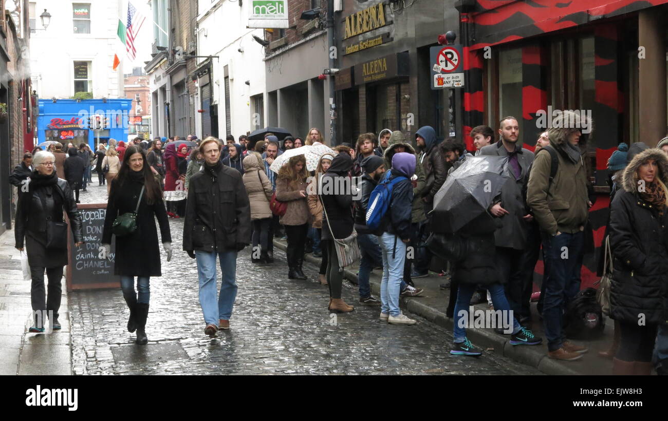 Dublin, Irlande. 06Th avr, 2015. Image des personnes en attente de Dublin Temple Bar pour prendre part à l'extras ouvrir casting pour la nouvelle saison de la série tv de Vikings. La deuxième journée de casting à Dublin a lieu à Filmbase, Temple Bar. Credit : Brendan Donnelly/Alamy Live News Banque D'Images