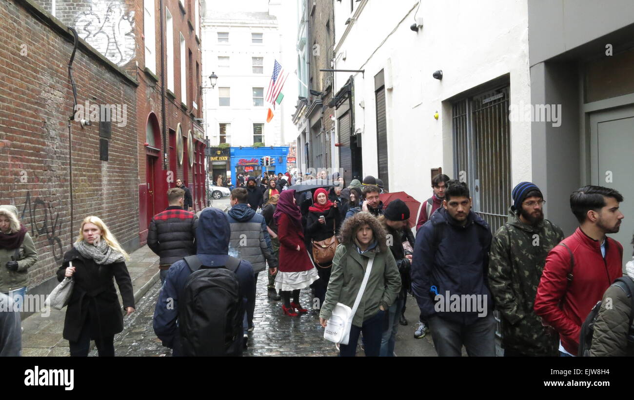 Dublin, Irlande. 06Th avr, 2015. Image des personnes en attente de Dublin Temple Bar pour prendre part à l'extras ouvrir casting pour la nouvelle saison de la série tv de Vikings. La deuxième journée de casting à Dublin a lieu à Filmbase, Temple Bar. Credit : Brendan Donnelly/Alamy Live News Banque D'Images