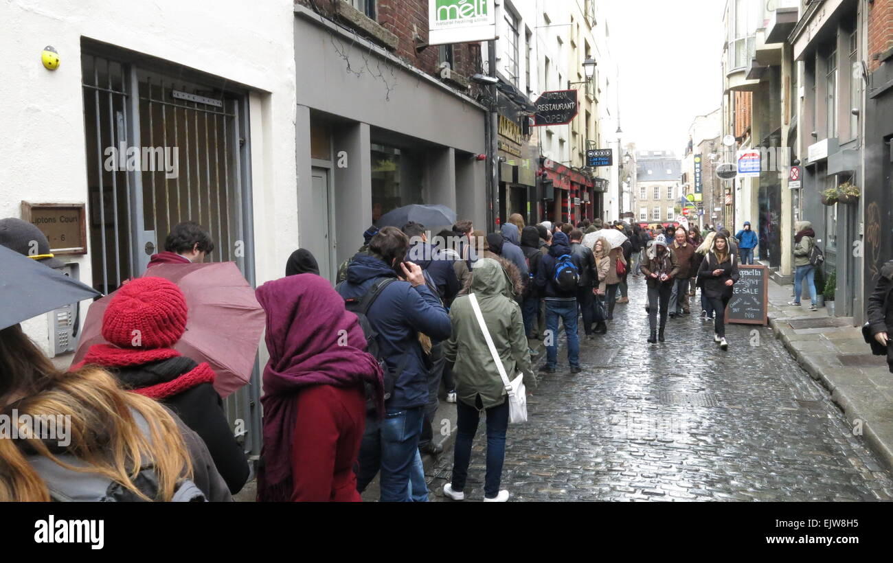 Dublin, Irlande. 06Th avr, 2015. Image des personnes en attente de Dublin Temple Bar pour prendre part à l'extras ouvrir casting pour la nouvelle saison de la série tv de Vikings. La deuxième journée de casting à Dublin a lieu à Filmbase, Temple Bar. Credit : Brendan Donnelly/Alamy Live News Banque D'Images