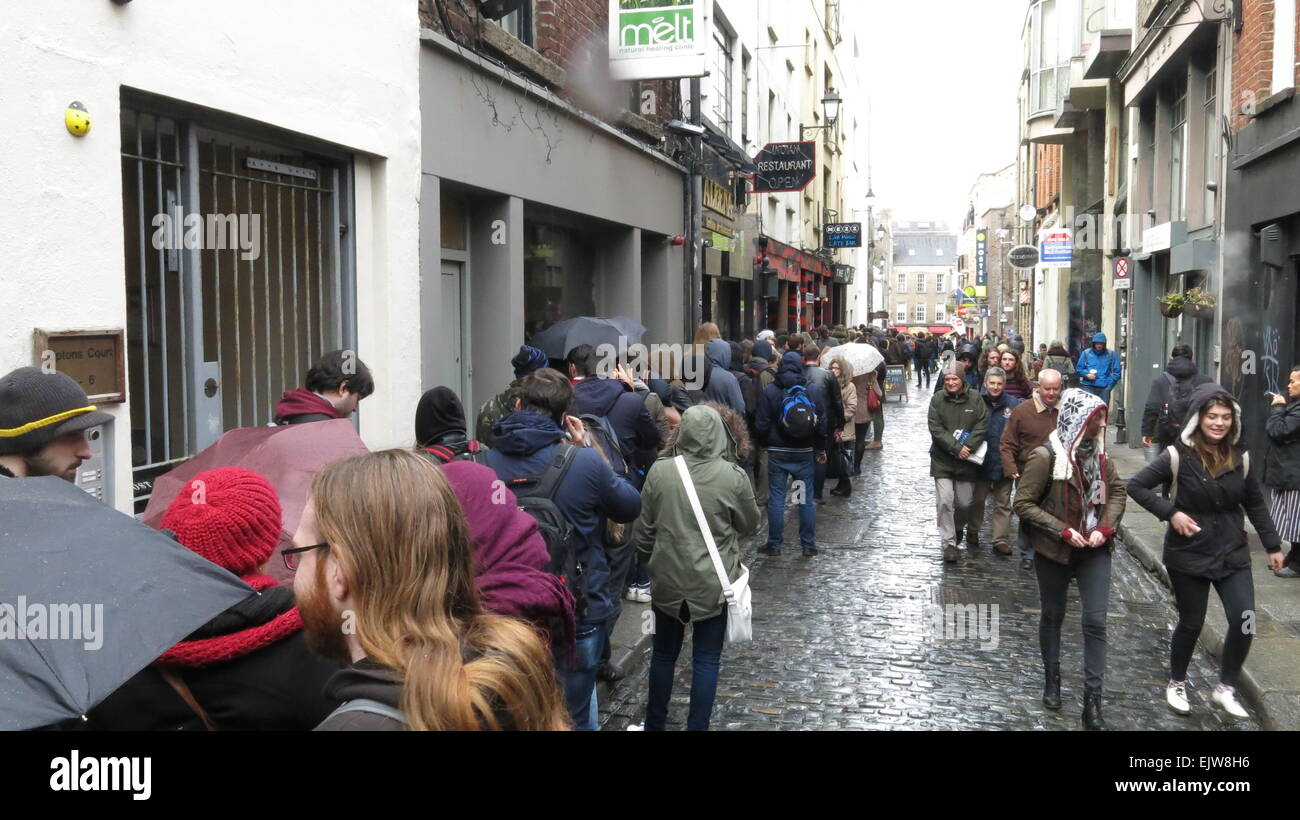 Dublin, Irlande. 06Th avr, 2015. Image des personnes en attente de Dublin Temple Bar pour prendre part à l'extras ouvrir casting pour la nouvelle saison de la série tv de Vikings. La deuxième journée de casting à Dublin a lieu à Filmbase, Temple Bar. Credit : Brendan Donnelly/Alamy Live News Banque D'Images