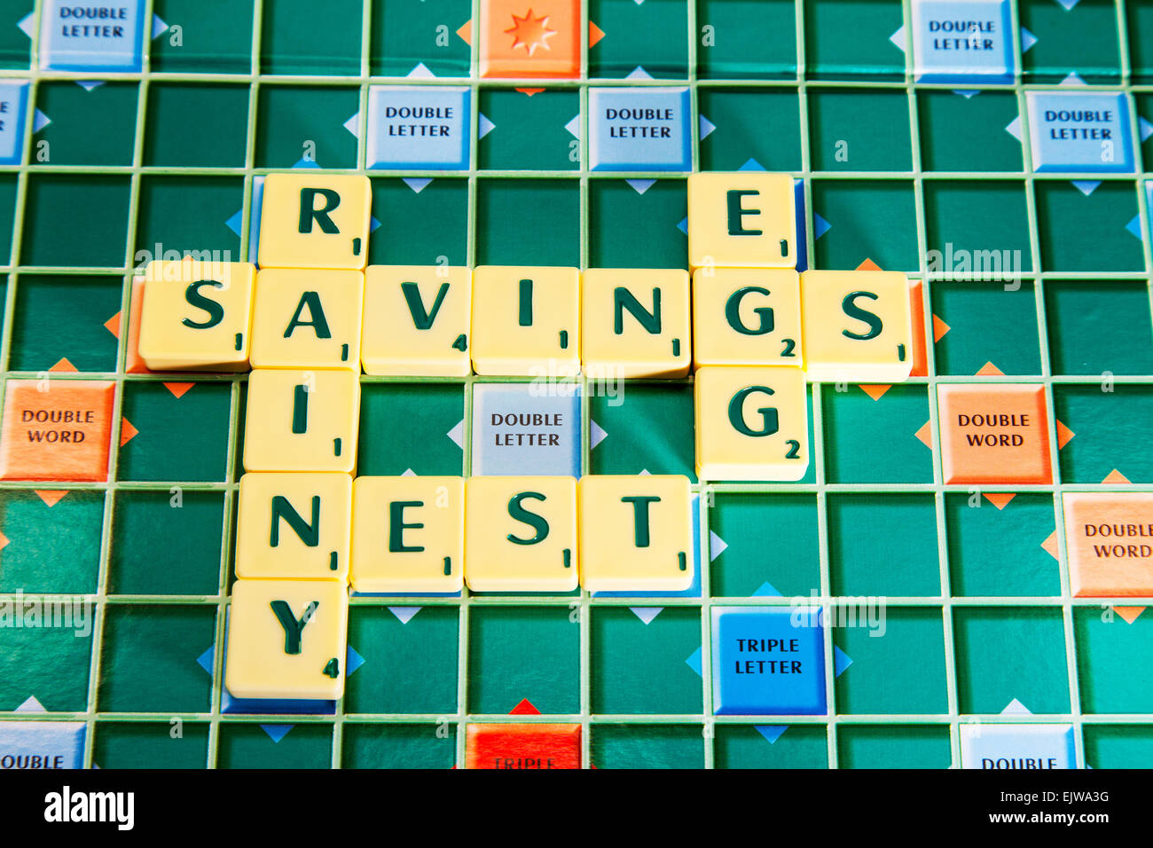 Pécule de retraite futur jour de pluie d'épargne de l'argent économiser de l'argent à l'aide de mots scrabble carreaux pour préciser Banque D'Images