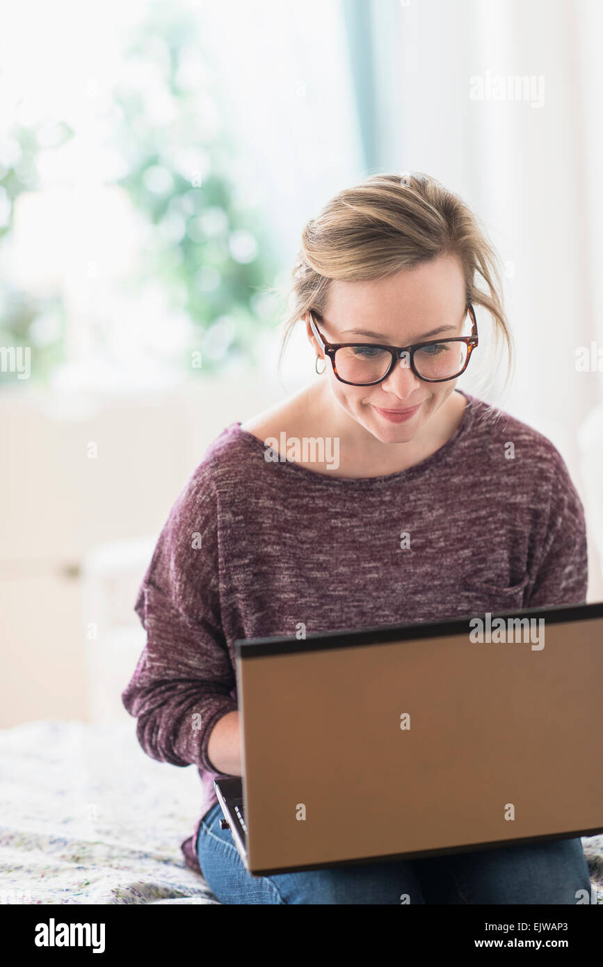 Young woman using laptop Banque D'Images