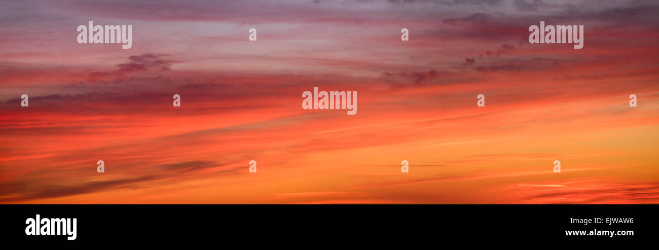 Vue panoramique sur le lever du soleil avec des nuages ciel Banque D'Images