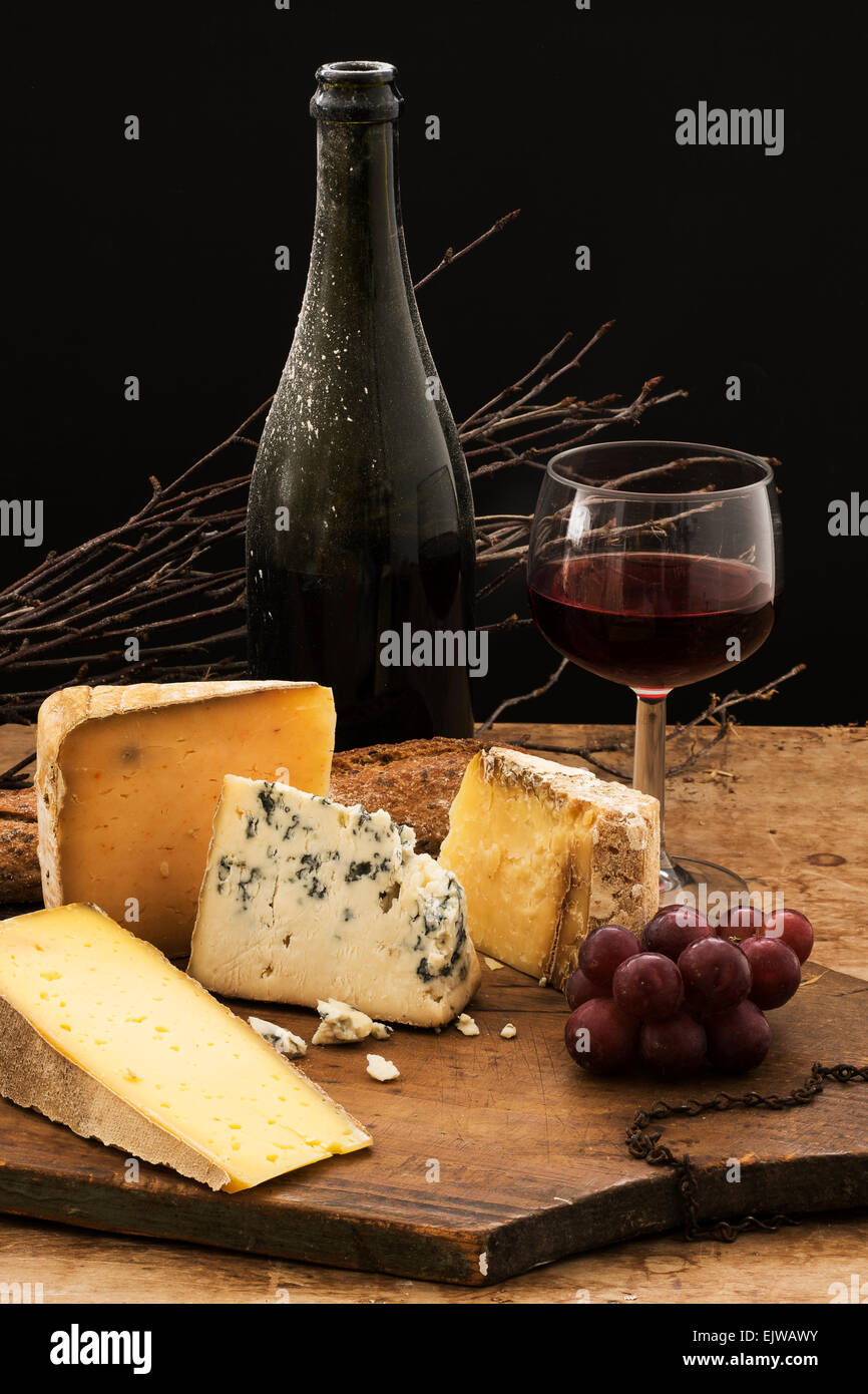 Nature morte avec du fromage et du vin rouge sur la table en bois, studio shot Banque D'Images