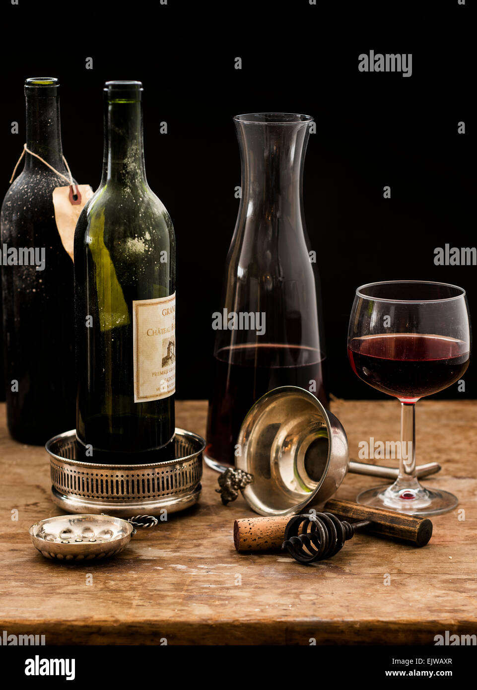 Nature morte au verre de vin rouge, carafe et bouteilles sur la table en bois, studio shot Banque D'Images