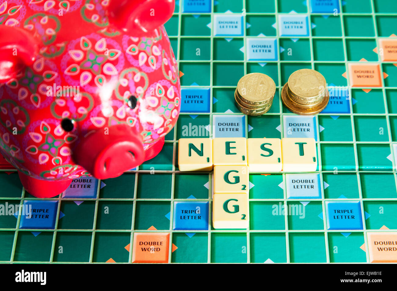 Tirelire petit pécule d'argent d'épargne retraite économiser de l'argent à l'aide de mots scrabble carreaux pour préciser Banque D'Images