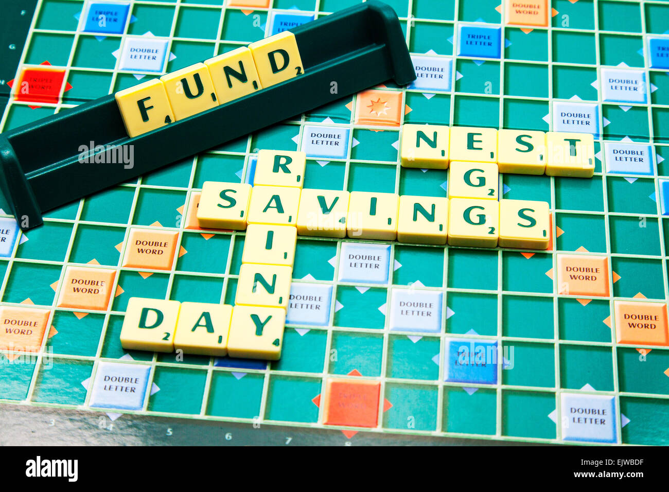 Fonds de prévoyance pécule épargne pension future des fonds de l'argent à l'aide de mots scrabble carreaux pour préciser Banque D'Images