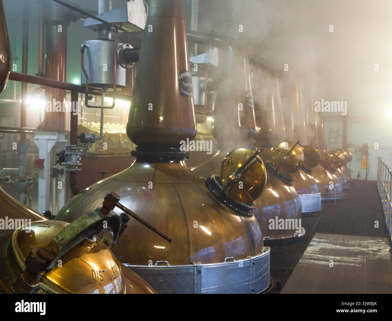 La distillerie de laphroaig alambics en cuivre a l' intérieur du processus de distillation Banque D'Images