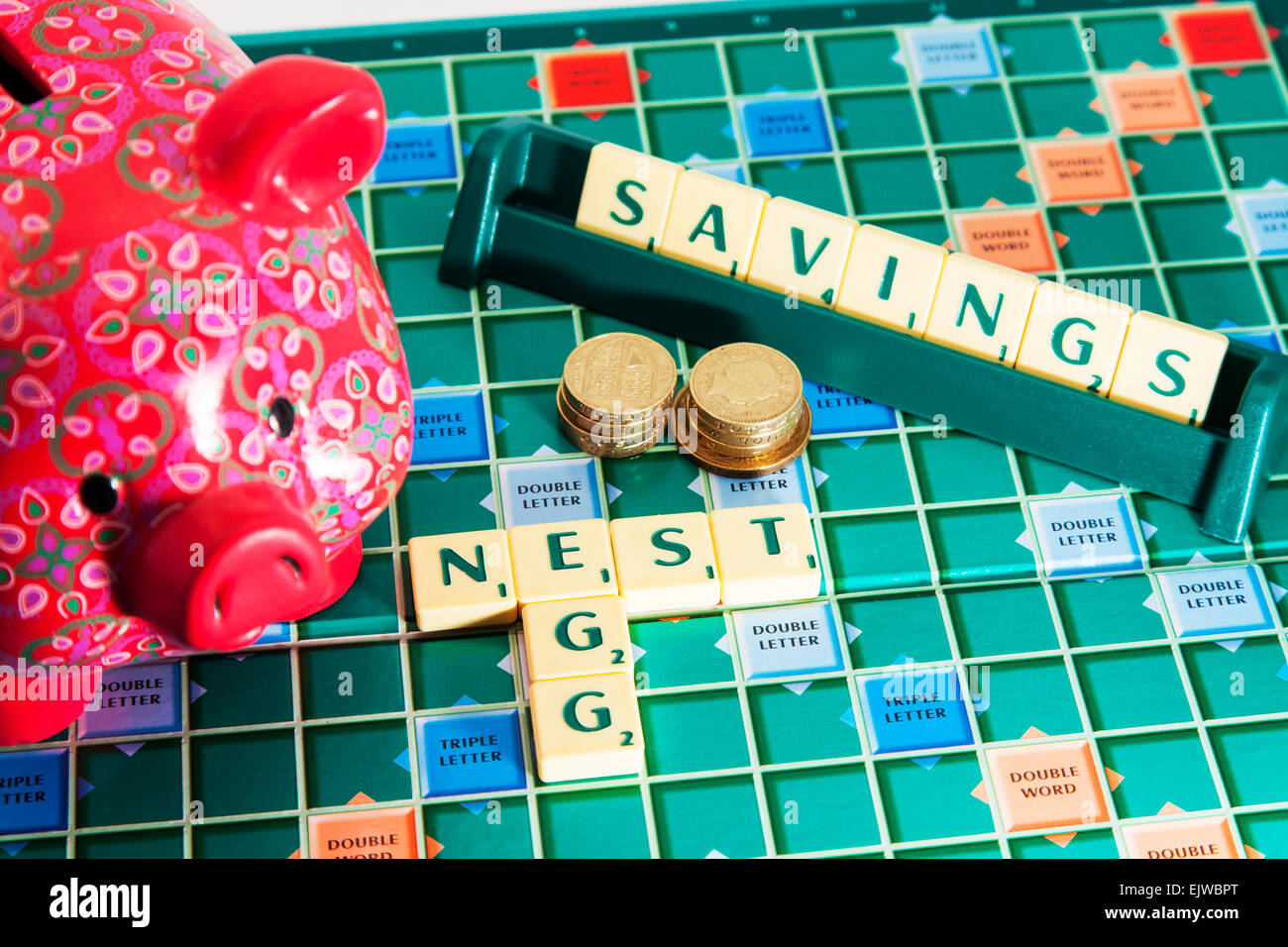 Tirelire petit pécule d'argent d'épargne retraite économiser de l'argent à l'aide de mots scrabble carreaux pour préciser, laine, laine Banque D'Images