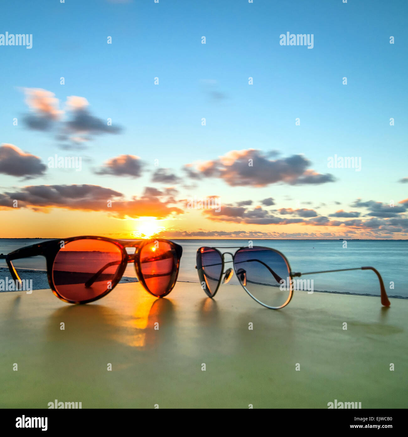 Lunettes de soleil au coucher du soleil sur la célèbre plage tropical Playa del Norte à Isla Mujeres, Mexique Banque D'Images