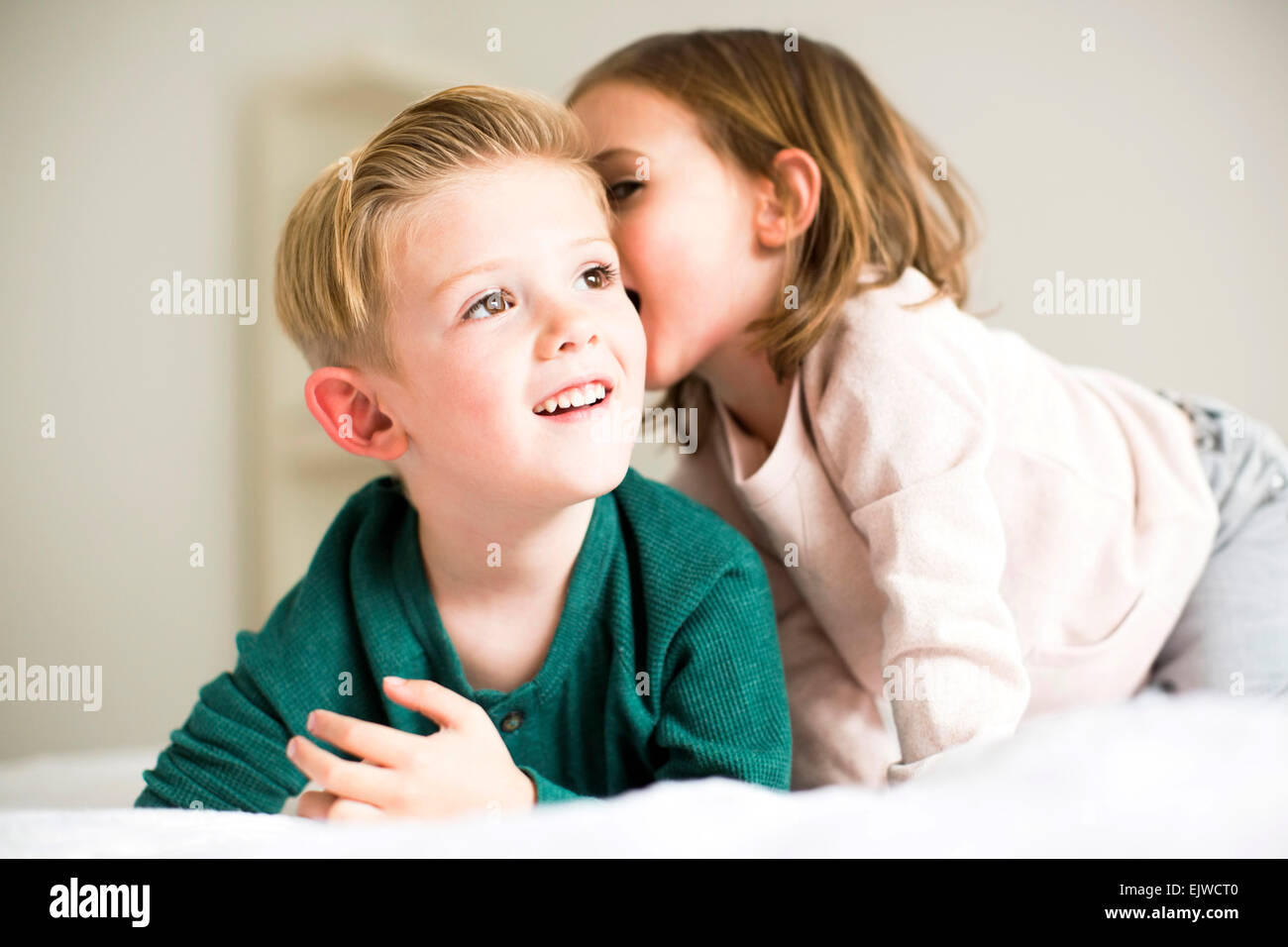 Frères et sœurs (2-3, 4-5) Whispering in bedroom Banque D'Images