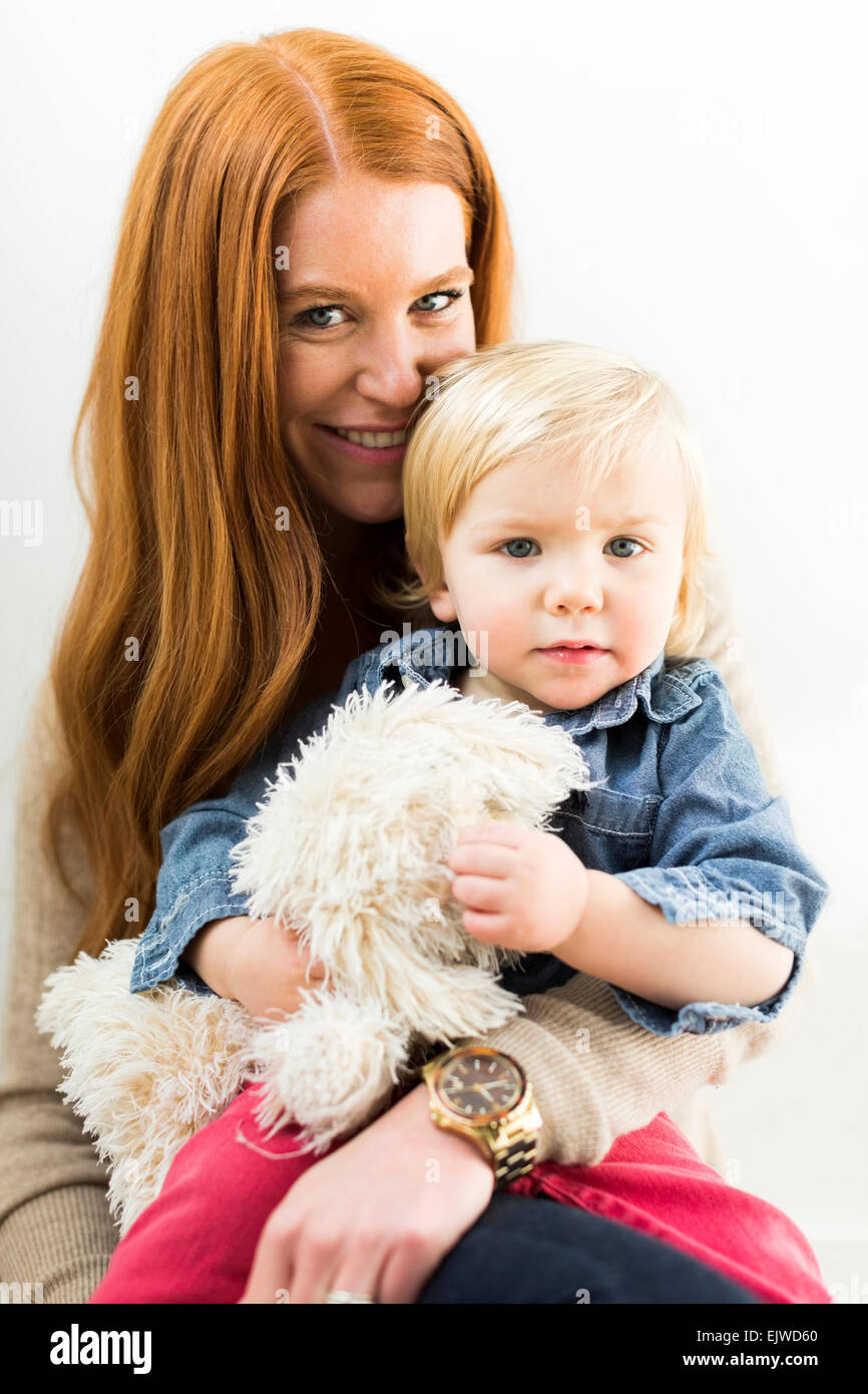 Mère tenant son (2-3) Banque D'Images