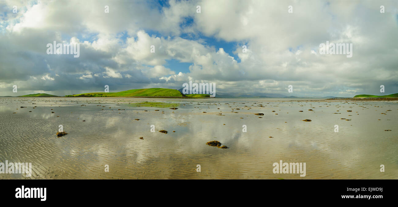 L'Irlande, dans le comté de Mayo, Clew Bay, paysage panoramique avec de l'eau, les nuages et la colline à l'horizon Banque D'Images