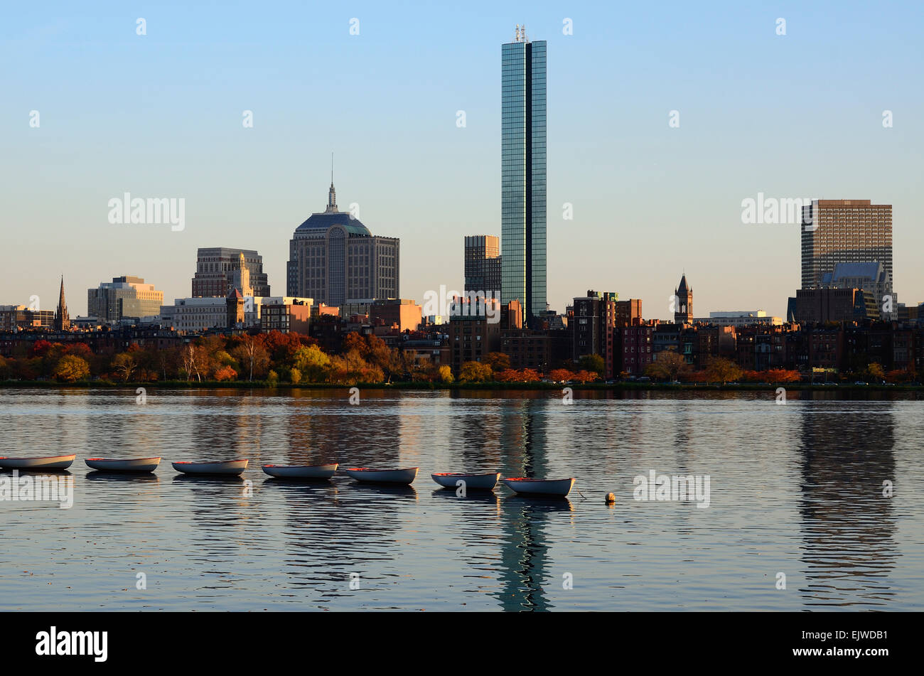 États-unis, Massachusetts, Boston, Charles River, rangée de boats on river front, en arrière-plan Banque D'Images