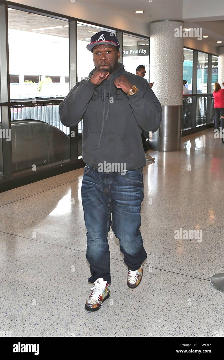 50 Cent prend une position de combat que son départ de l'Aéroport  International de Los Angeles (LAX) comprend : 50 100 Où : Los Angeles,  California, United States Quand : 27 mai 2014 Photo Stock - Alamy