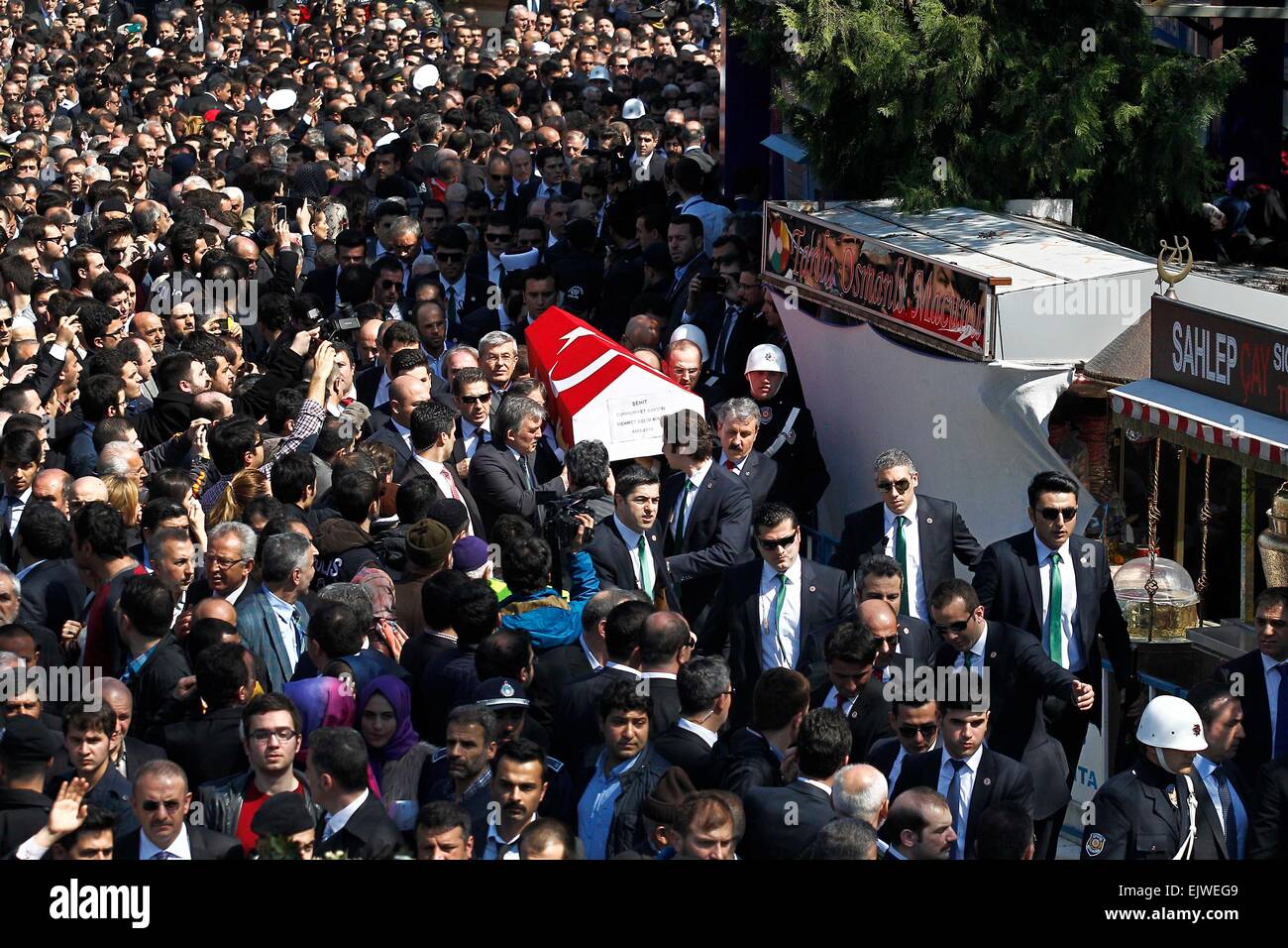Istanbul, Turquie. 1er avril 2015. La prise d'otages procureur Mehmet Selim Molière's Funeral est tenu à Istanbul, Istanbul, Turquie, le 1er avril 2015. Le gouvernement turc s'engage à lutter contre le terrorisme le mercredi, une journée après qu'un procureur d'Istanbul et deux preneurs d'otages ont été tués dans une opération à Istanbul courthouse après six heures de crise, médias turcs rapport. © Cihan/Xinhua/Alamy Live News Banque D'Images Istanbul, Turquie. 1er avril 2015. La prise d'otages procureur Mehmet Selim Molière's Funeral est tenu à Istanbul, Istanbul, Turquie, le 1er avril 2015. Le gouvernement turc s'engage à lutter contre le terrorisme le mercredi, une journée après qu'un procureur d'Istanbul et deux preneurs d'otages ont été tués dans une opération à Istanbul courthouse après six heures de crise, médias turcs rapport. © Cihan/Xinhua/Alamy Live News Banque D'Images