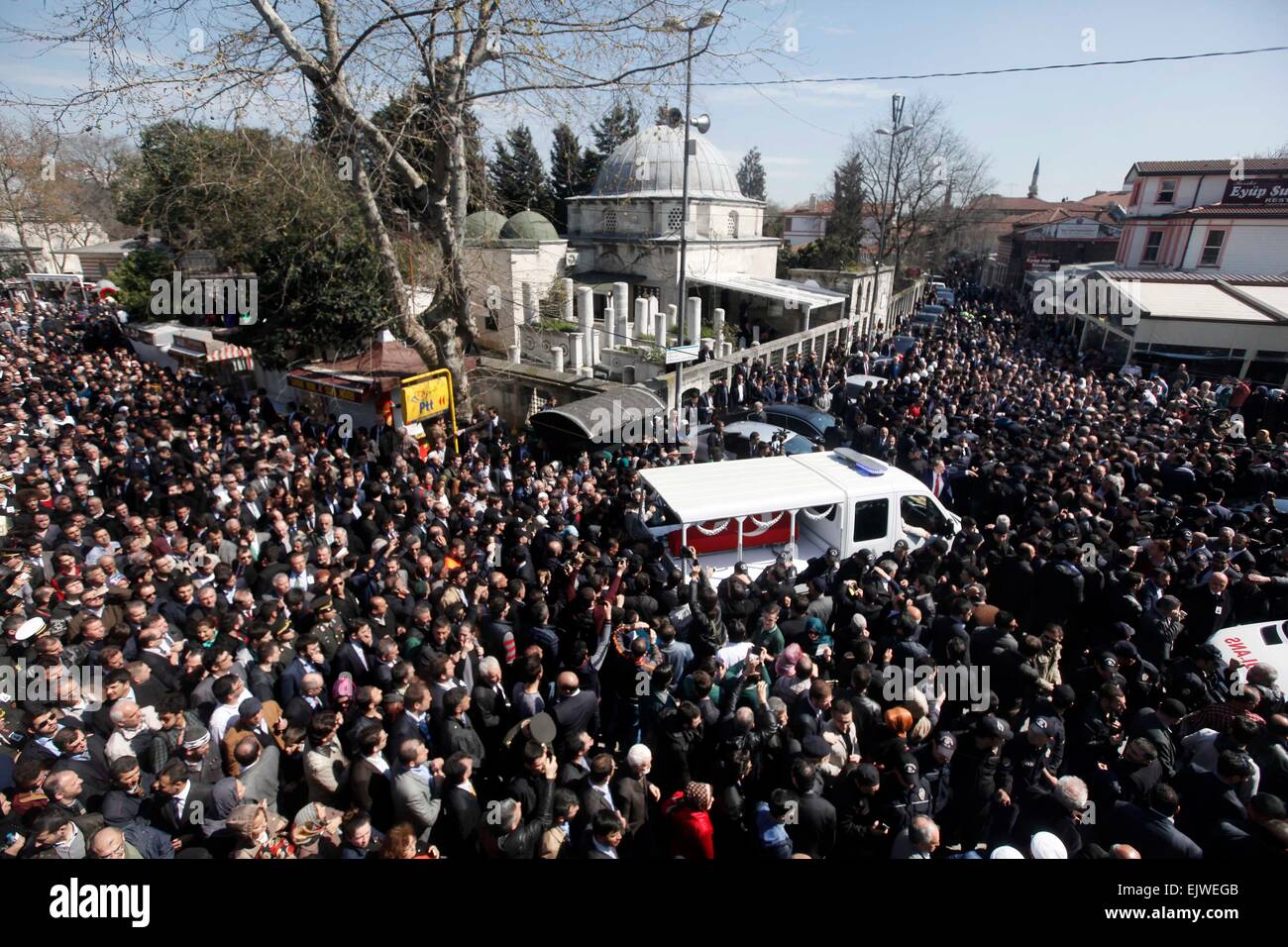 Istanbul, Turquie. 1er avril 2015. La prise d'otages procureur Mehmet Selim Molière's Funeral est tenu à Istanbul, Istanbul, Turquie, le 1er avril 2015. Le gouvernement turc s'engage à lutter contre le terrorisme le mercredi, une journée après qu'un procureur d'Istanbul et deux preneurs d'otages ont été tués dans une opération à Istanbul courthouse après six heures de crise, médias turcs rapport. © Cihan/Xinhua/Alamy Live News Banque D'Images Istanbul, Turquie. 1er avril 2015. La prise d'otages procureur Mehmet Selim Molière's Funeral est tenu à Istanbul, Istanbul, Turquie, le 1er avril 2015. Le gouvernement turc s'engage à lutter contre le terrorisme le mercredi, une journée après qu'un procureur d'Istanbul et deux preneurs d'otages ont été tués dans une opération à Istanbul courthouse après six heures de crise, médias turcs rapport. © Cihan/Xinhua/Alamy Live News Banque D'Images