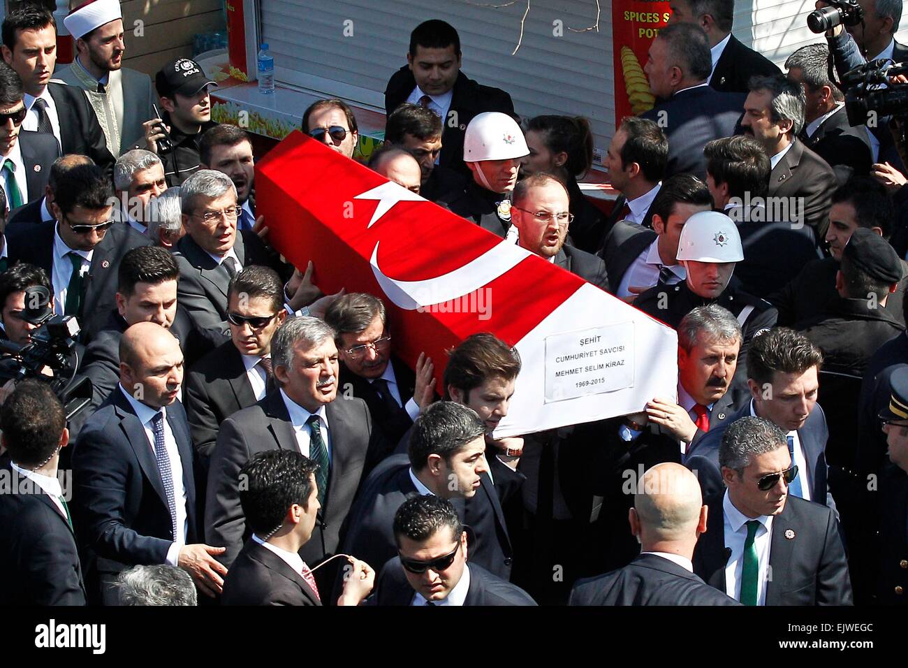 Istanbul, Turquie. 1er avril 2015. La prise d'otages procureur Mehmet Selim Molière's Funeral est tenu à Istanbul, Istanbul, Turquie, le 1er avril 2015. Le gouvernement turc s'engage à lutter contre le terrorisme le mercredi, une journée après qu'un procureur d'Istanbul et deux preneurs d'otages ont été tués dans une opération à Istanbul courthouse après six heures de crise, médias turcs rapport. © Cihan/Xinhua/Alamy Live News Banque D'Images Istanbul, Turquie. 1er avril 2015. La prise d'otages procureur Mehmet Selim Molière's Funeral est tenu à Istanbul, Istanbul, Turquie, le 1er avril 2015. Le gouvernement turc s'engage à lutter contre le terrorisme le mercredi, une journée après qu'un procureur d'Istanbul et deux preneurs d'otages ont été tués dans une opération à Istanbul courthouse après six heures de crise, médias turcs rapport. © Cihan/Xinhua/Alamy Live News Banque D'Images