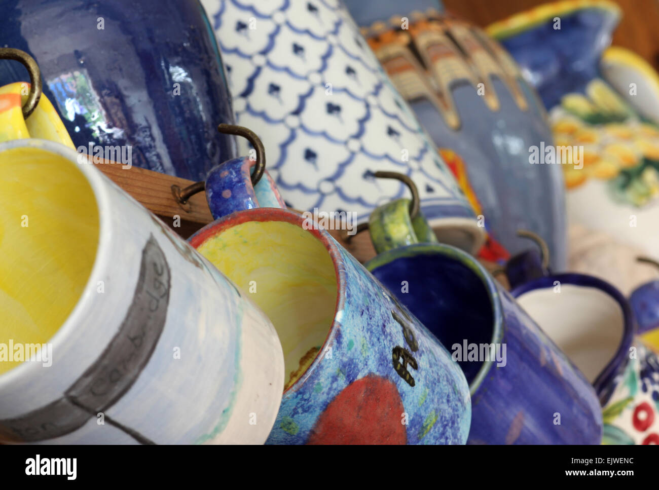 Image abstraite de jolis mugs et pichets Banque D'Images