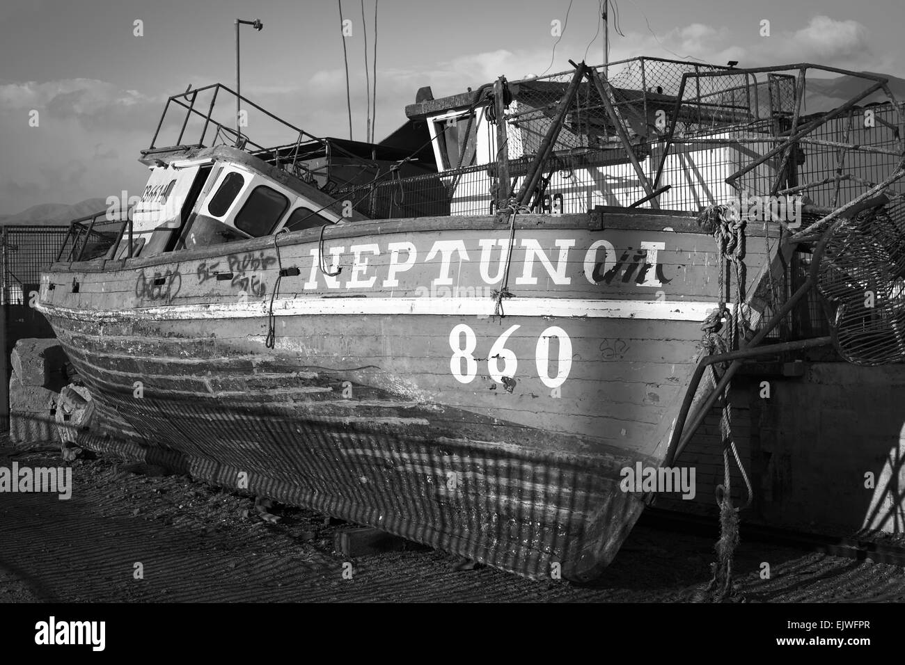 Vieux bateau de pêche en bois appelée Neptuno couché incliné le long de la route le 23 janvier 2015 à Iquique, Chili Banque D'Images