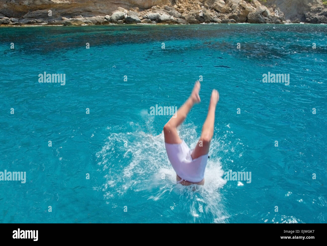 La plongée dans l'eau de bateau sur chaude journée d'été à Majorque, îles Baléares, Espagne. Banque D'Images