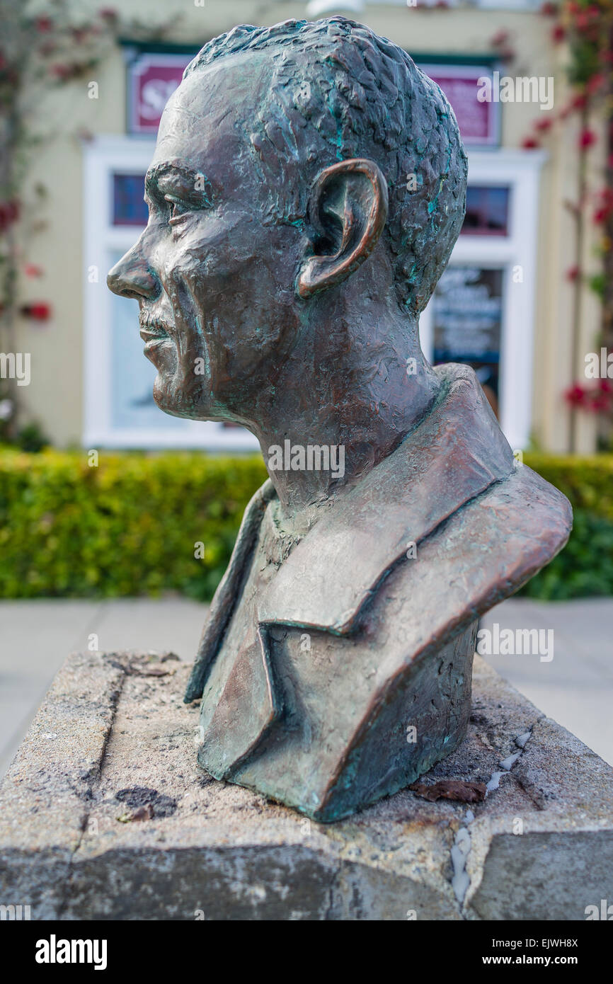Un buste en bronze du célèbre écrivain américain John Steinbeck sur Monterey Cannery Row. Son roman 1945 Cannery Row est concentré sur le Banque D'Images