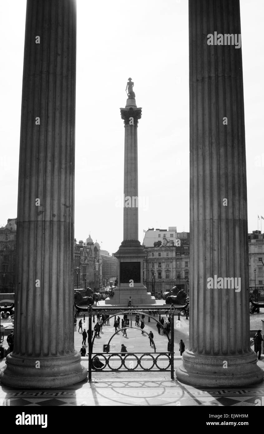 Vue de la Colonne Nelson par piliers à l'avant de la Galerie Nationale Banque D'Images