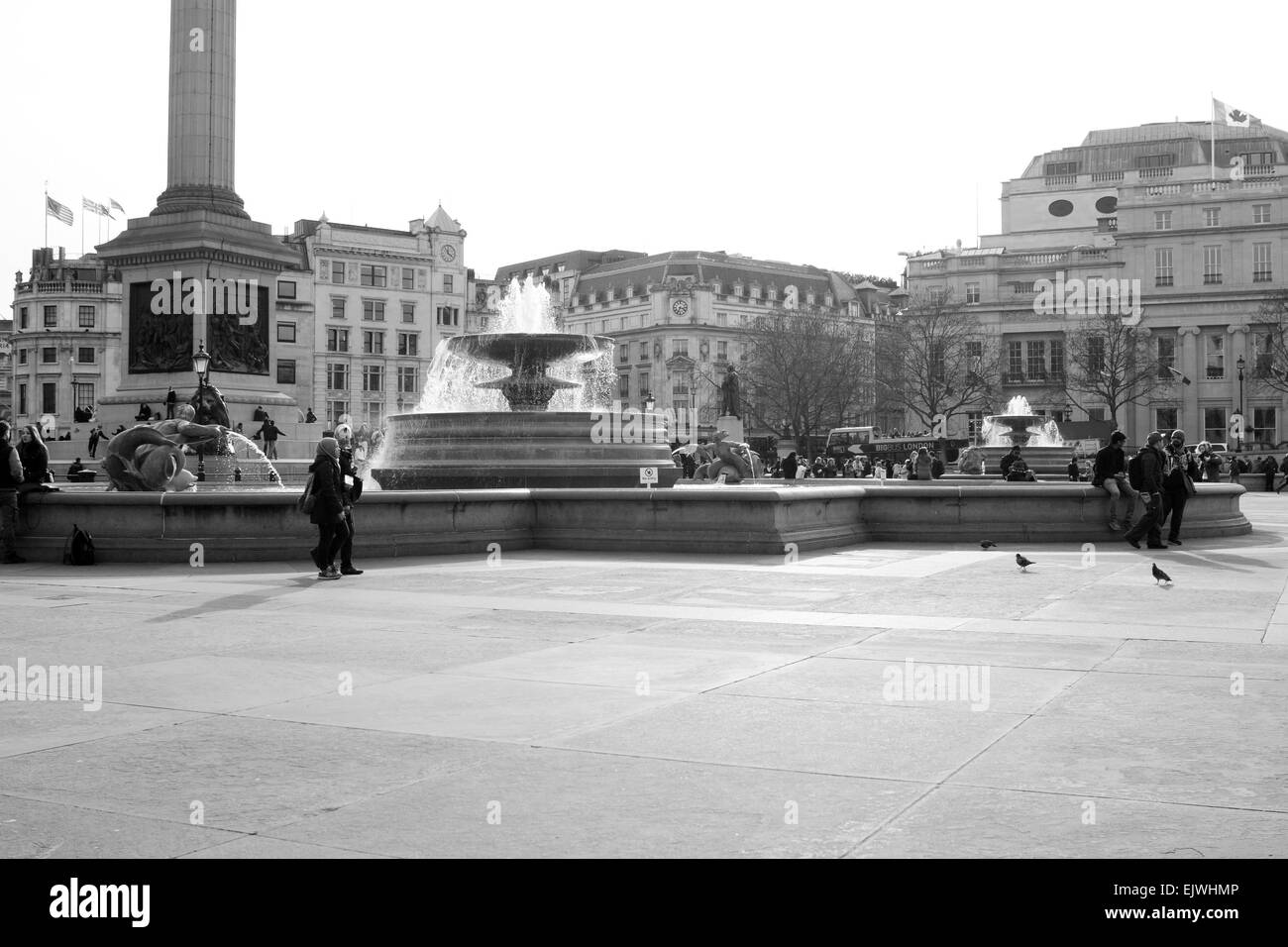 Une vue sur les fontaines et d'une partie de la Colonne Nelson à Trafalgar Square, Londres, Angleterre. Banque D'Images