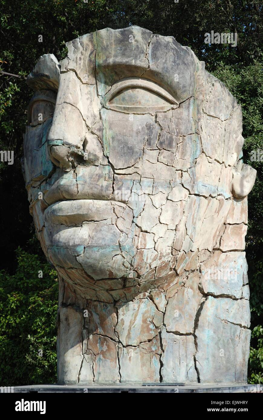 Tête géante et sculpture de visage dans le parc de sculptures de Boboli Gardens, Florence, Italie. Banque D'Images