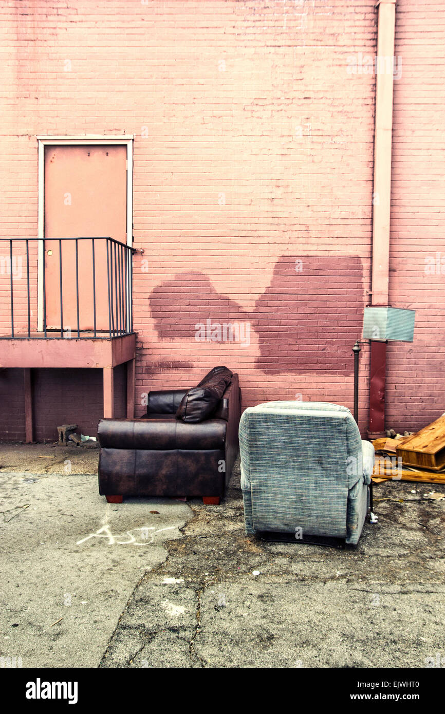 Quelques chaises abandonnées trouvés derrière un bon va stocker. Banque D'Images