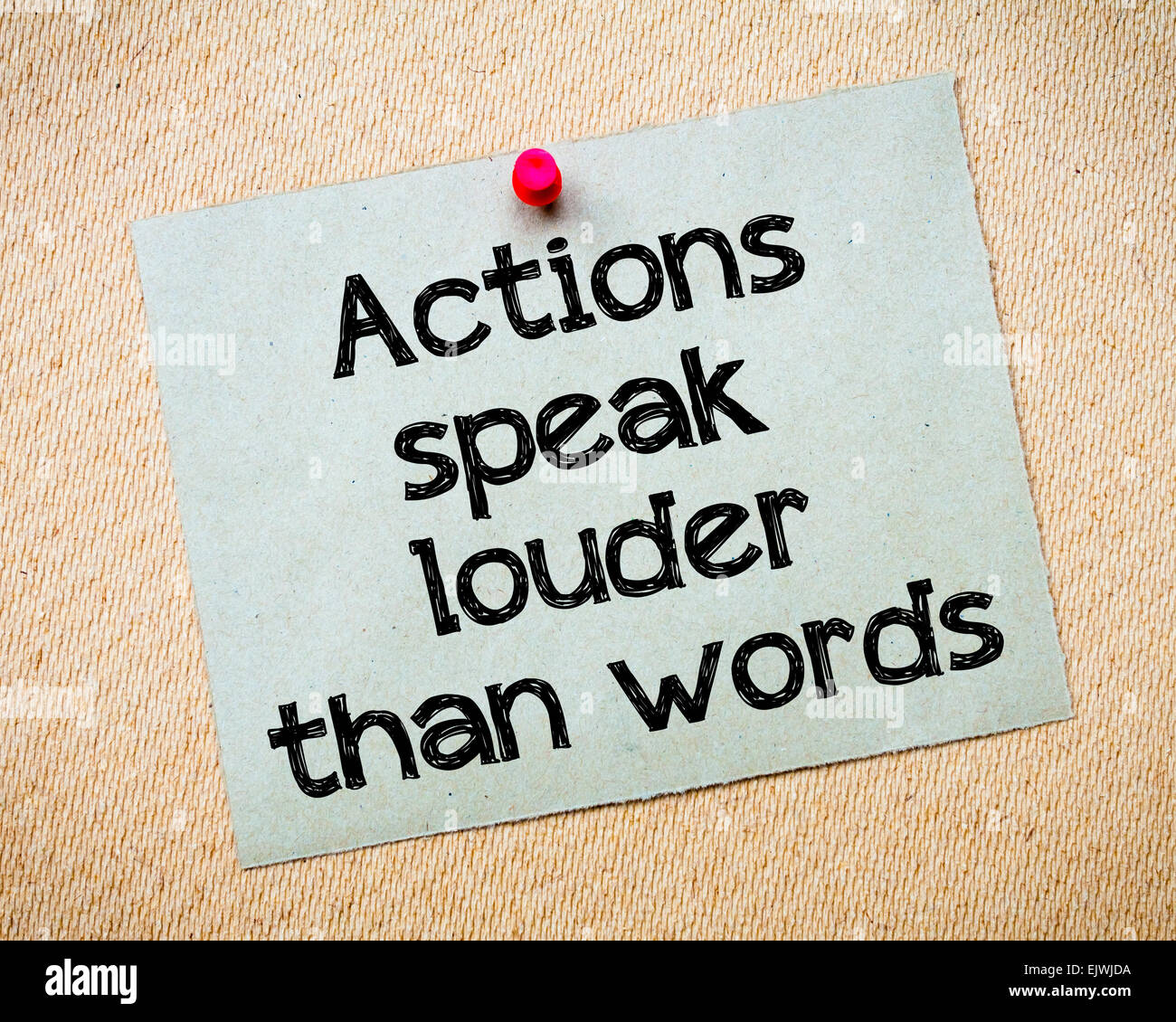 Les actes parlent plus que les mots du message. Papier recyclé note épinglée sur le panneau de liège. Image Concept Banque D'Images