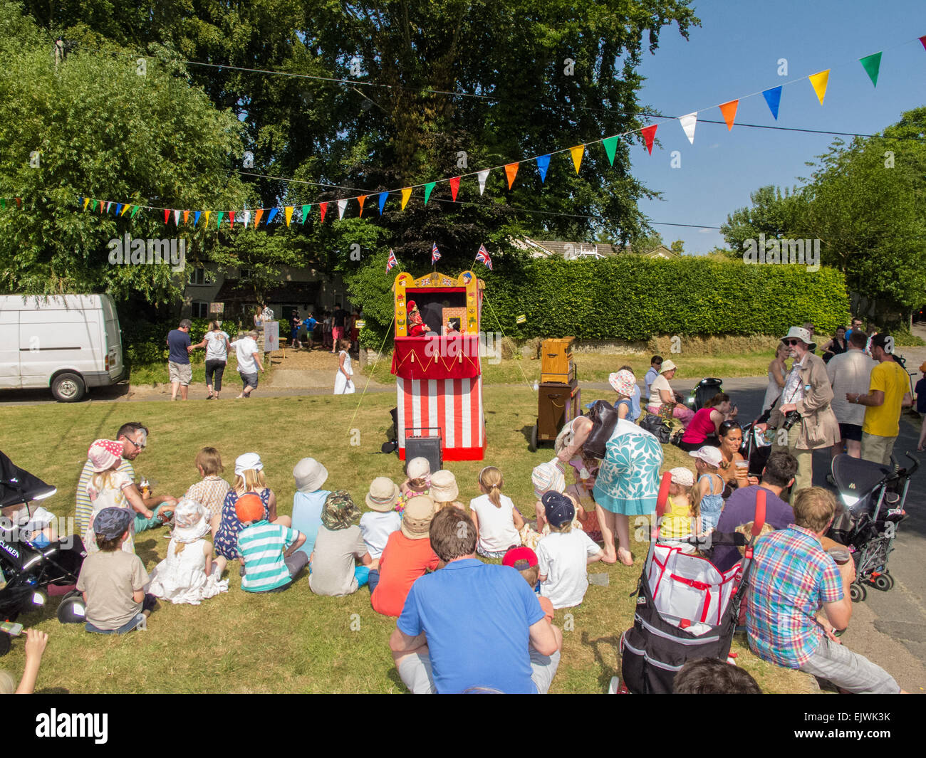 Les enfants regardant un britannique Punch et Judy show Banque D'Images