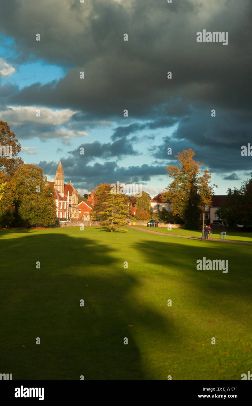 Parque al lado de la Catedral de Salisbury en Angleterre. Parc à côté de la cathédrale de Salisbury en Angleterre. Banque D'Images