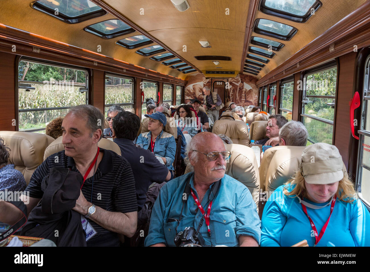 Le Pérou. Les passagers de classe affaires, Train Rail Inca Ollantaytambo à Machu Picchu. Banque D'Images