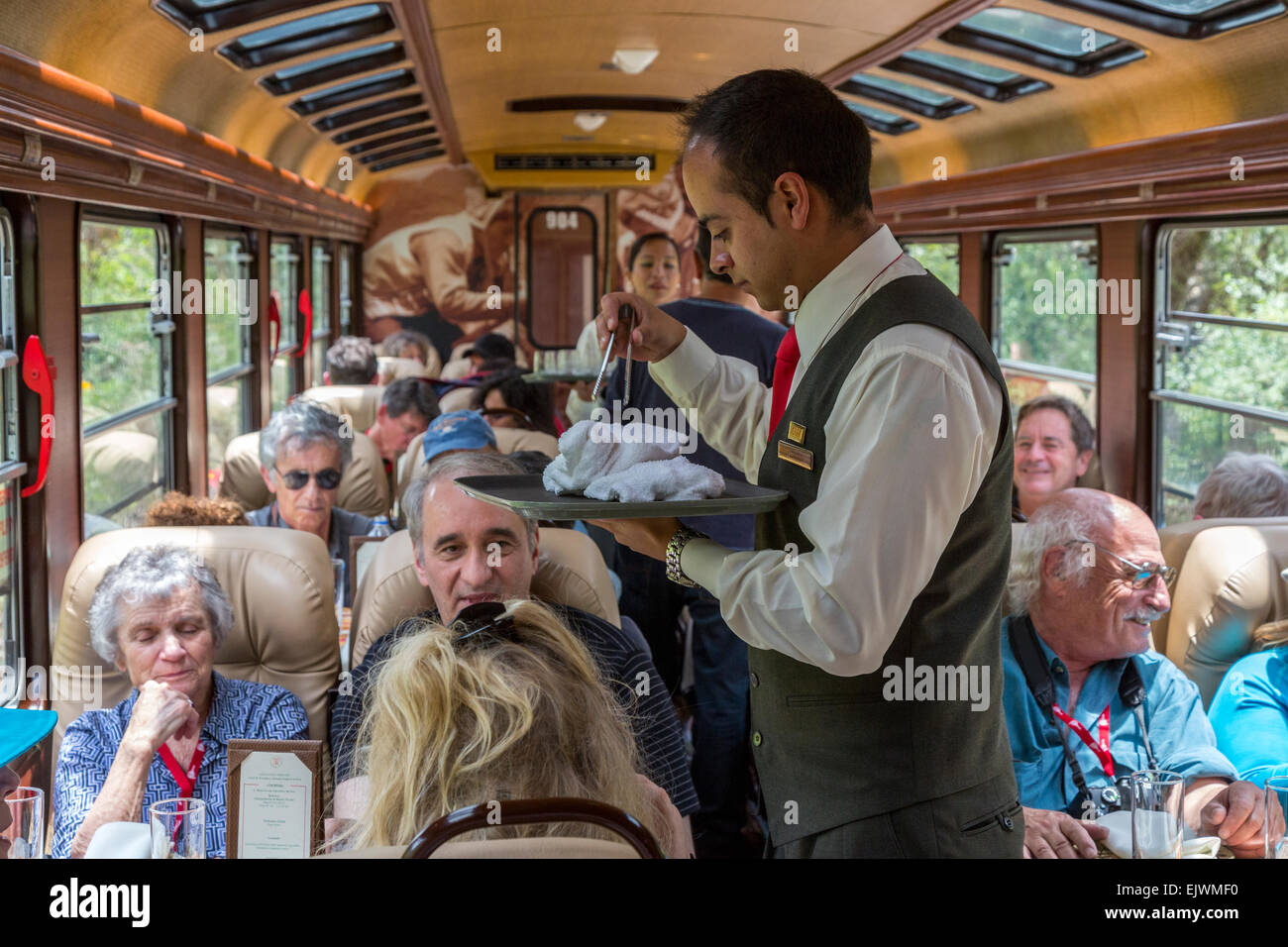 Le Pérou. Les passagers de classe affaires, Train Rail Inca Ollantaytambo à Machu Picchu. Banque D'Images