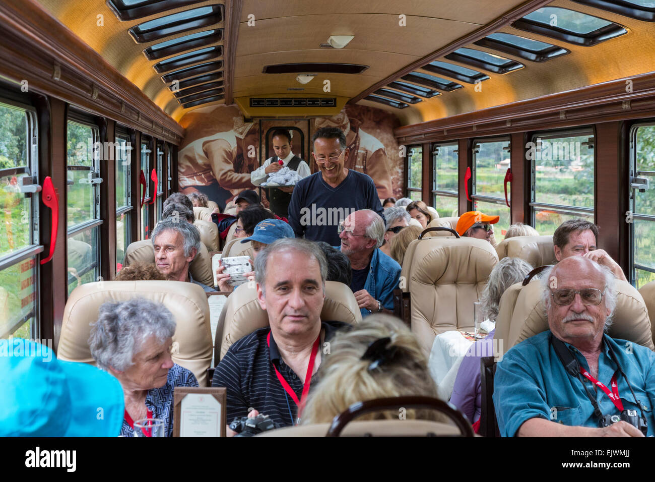 Le Pérou. Les passagers de classe affaires, Train Rail Inca Ollantaytambo à Machu Picchu. Banque D'Images