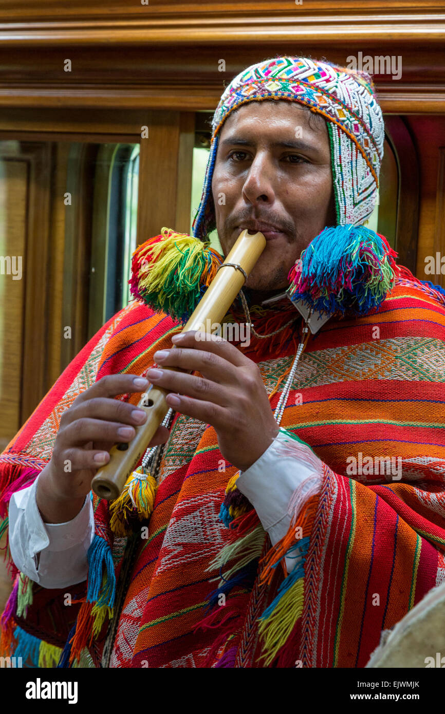 Le Pérou. Les Indiens Quechua péruvien musicien jouant de la flûte sur Rail Train Classe Inca d'Ollantaytambo à Machu Picchu. Banque D'Images