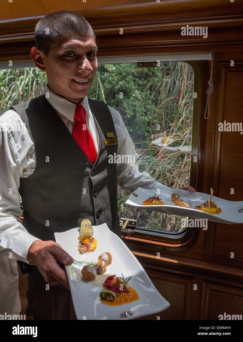 Au Pérou, le Machu Picchu. Servant le déjeuner sur l'Inca Rail Train en classe d'Ollantaytambo à Machu Picchu. Banque D'Images