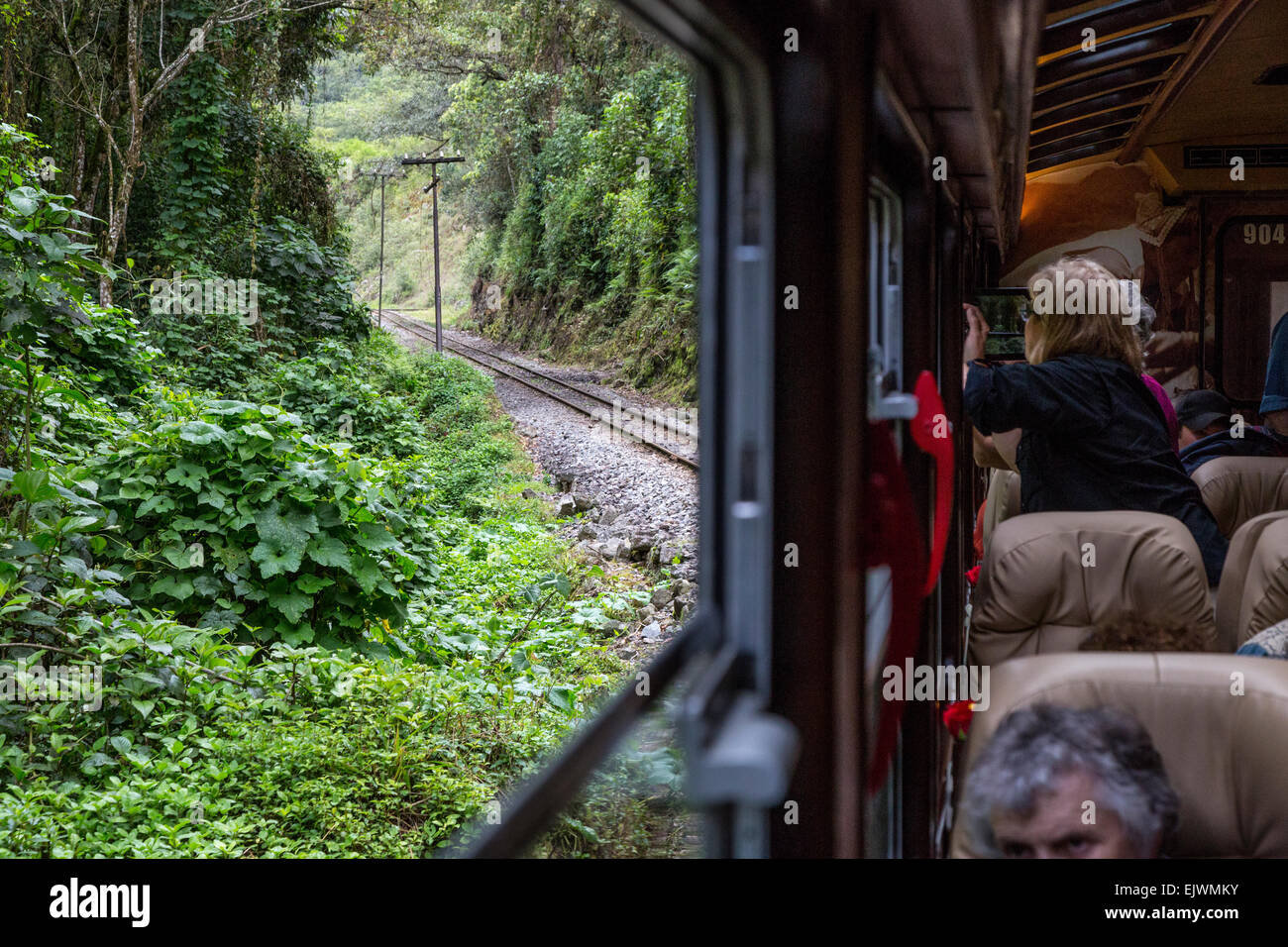 Au Pérou, le Machu Picchu. La ligne ferroviaire d'Ollantaytambo à Machu Picchu. Banque D'Images