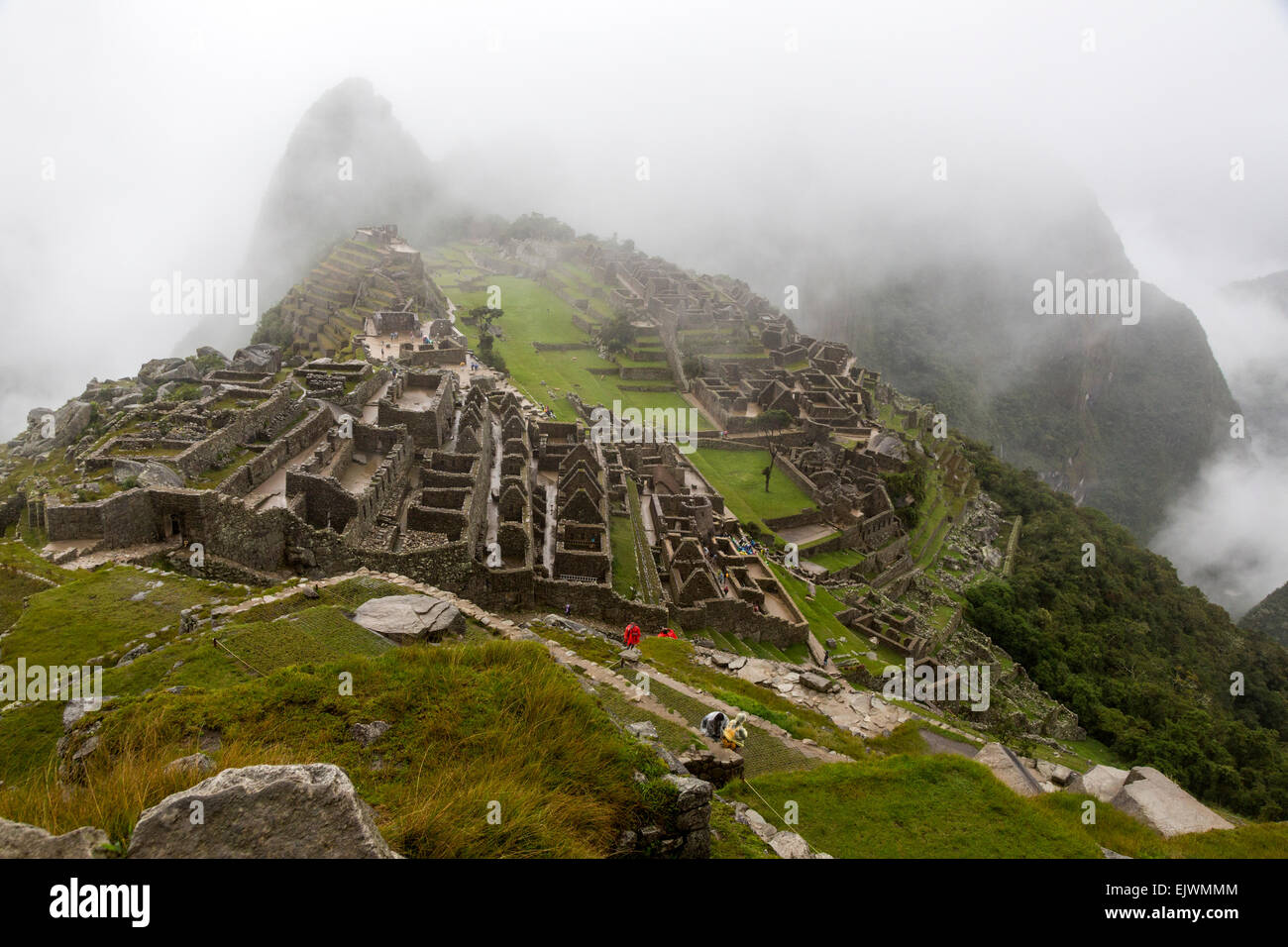 Au Pérou, le Machu Picchu. Tôt le matin, les nuages enveloppent les ruines. Banque D'Images