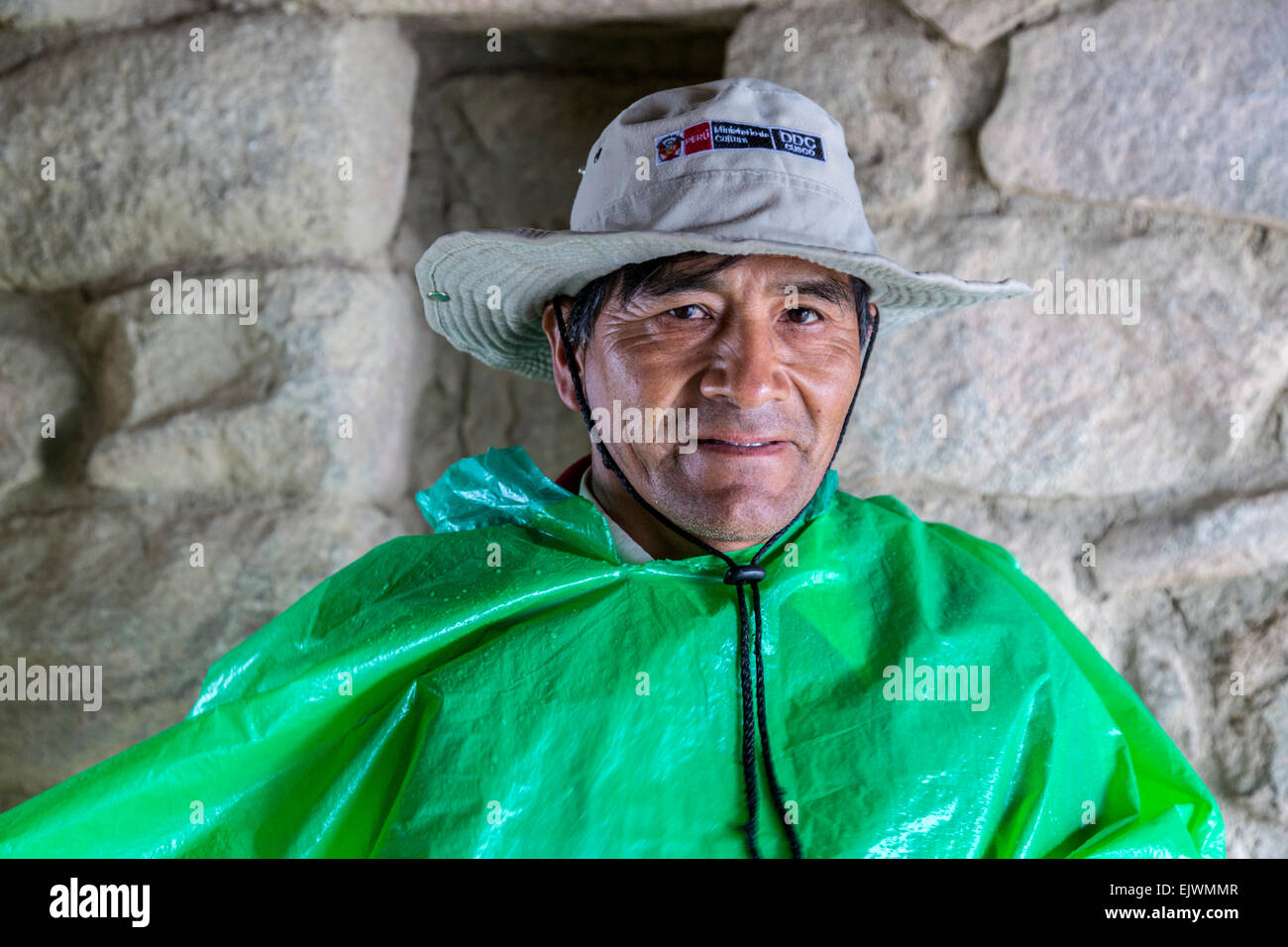 Au Pérou, le Machu Picchu. Quechue garde indien dans les ruines. Banque D'Images