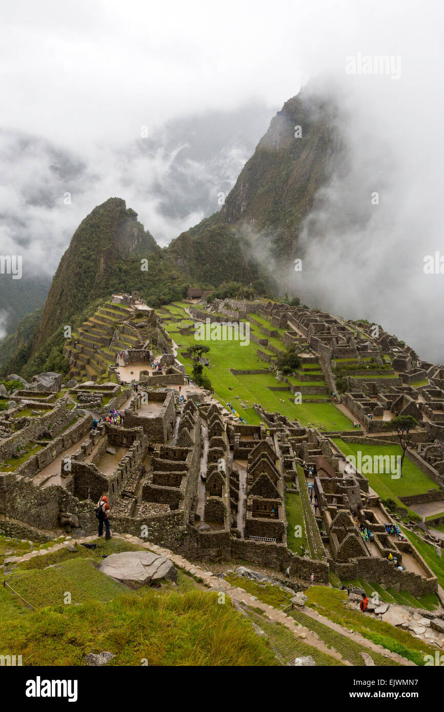 Au Pérou, le Machu Picchu Tôt le matin, les nuages. Uña Picchu sur gauche, Huayna Picchu en nuages sur la droite. Banque D'Images
