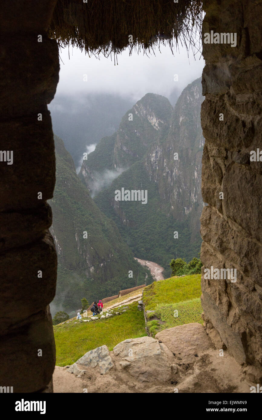 Au Pérou, le Machu Picchu. Rivière Urubamba vu de garde. Banque D'Images
