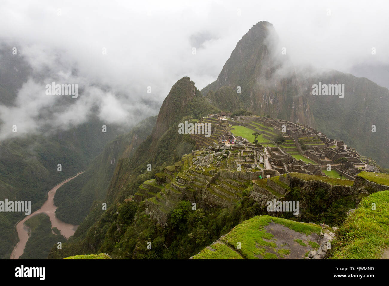 Au Pérou, le Machu Picchu. Rivière Urubamba, en bas à gauche, Huayna Picchu, au centre-droit, vu de garde, tôt le matin, les nuages. Banque D'Images