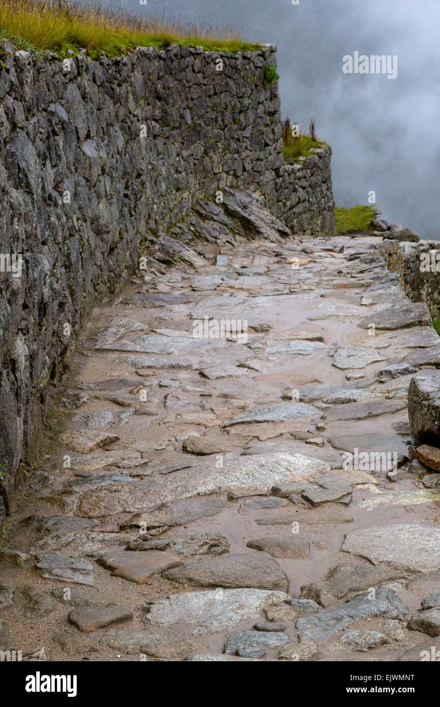 Au Pérou, le Machu Picchu. Allée menant à la porte principale d'entrer dans la ville. Banque D'Images