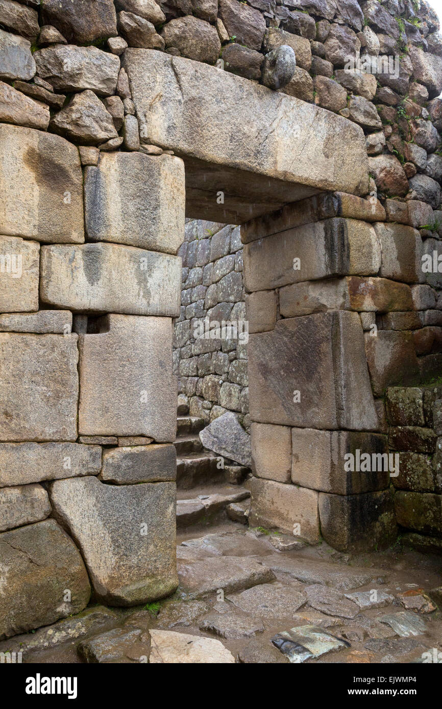 Au Pérou, le Machu Picchu. À l'intérieur de porte principale dans la ville. Banque D'Images