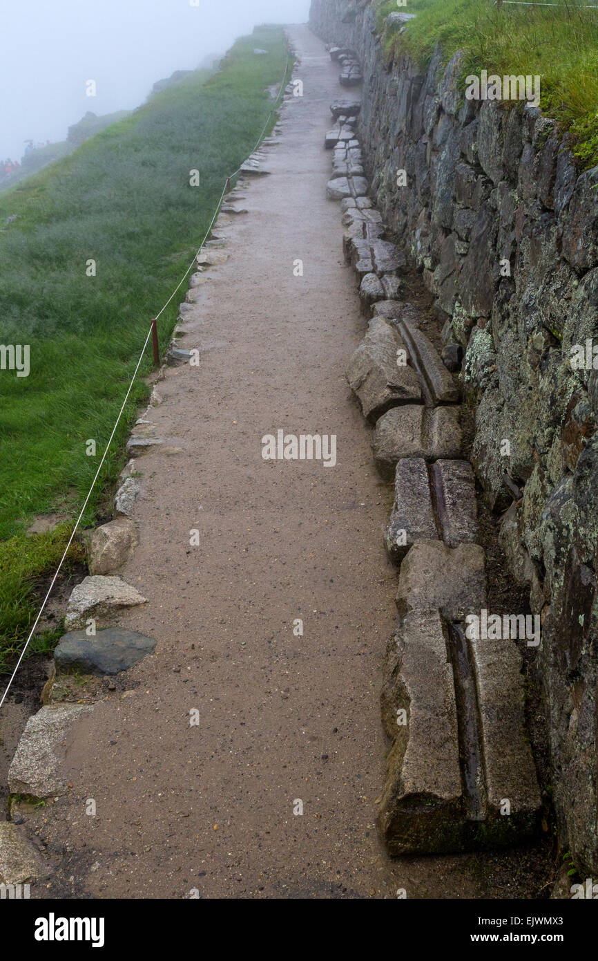 Au Pérou, le Machu Picchu. Des pierres taillées pour un canal d'irrigation pour accroître l'approvisionnement en eau de la ville. Pourquoi ce travail s'arrêter ? Banque D'Images