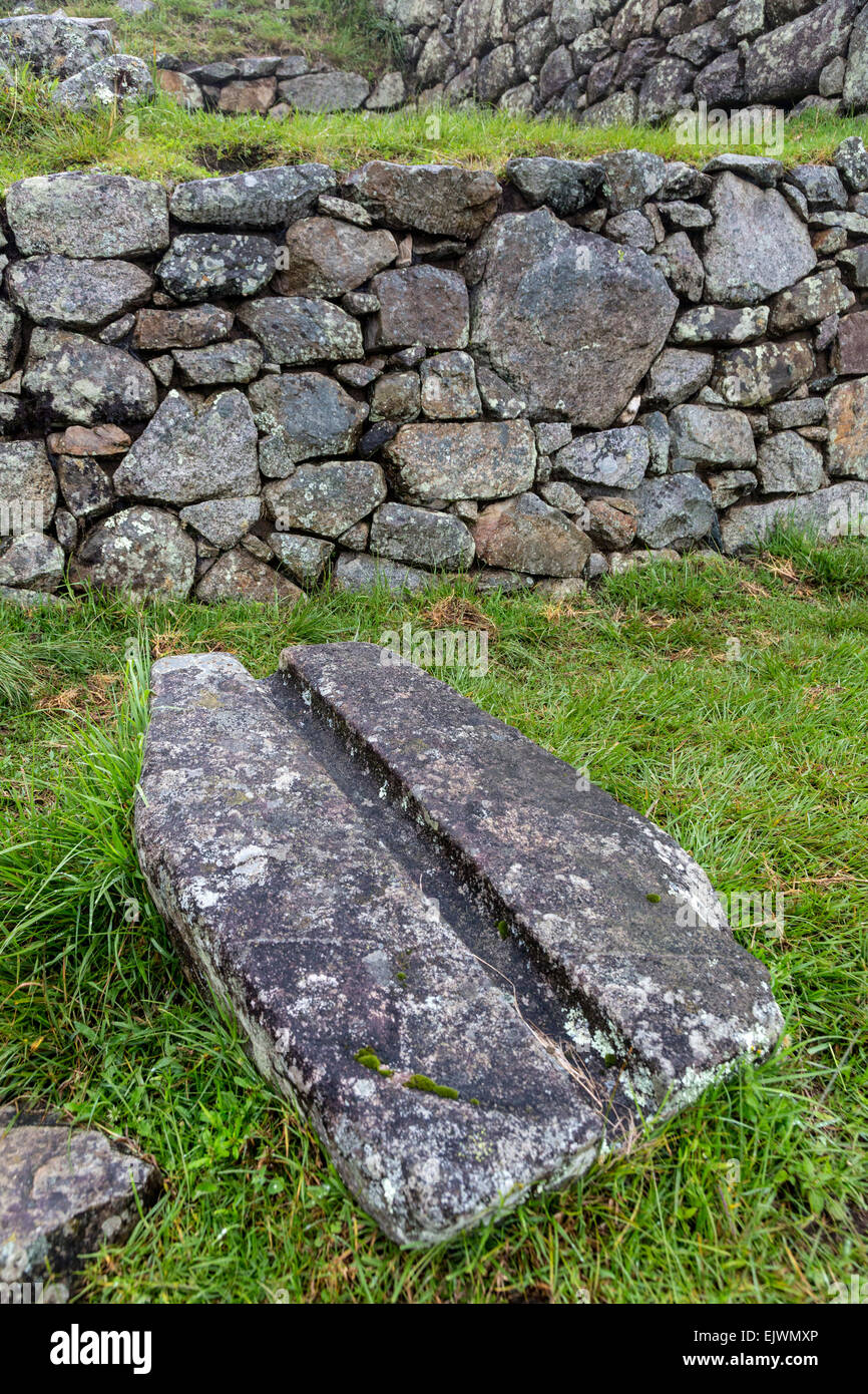 Au Pérou, le Machu Picchu. Des pierres taillées pour un canal d'irrigation pour accroître l'approvisionnement en eau de la ville. Pourquoi ce travail s'arrêter ? Banque D'Images