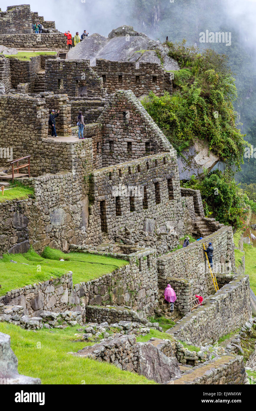 Au Pérou, le Machu Picchu. Secteur urbain de l'Ouest. Travaux de conservation en cours, en bas à droite. Banque D'Images